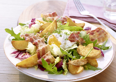 Pikanter Country-Salat mit Bacon, pochiertem Ei und Country Wedges Klassisch-pikant