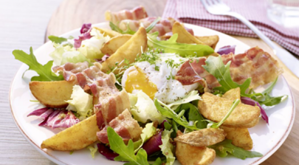 Pikanter Country-Salat mit Bacon, pochiertem Ei und Country Wedges Klassisch-pikant