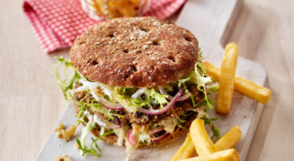 Bohnen-Quinoa-Burger mit Apfel-Endivien-Salat und Frites Deluxe