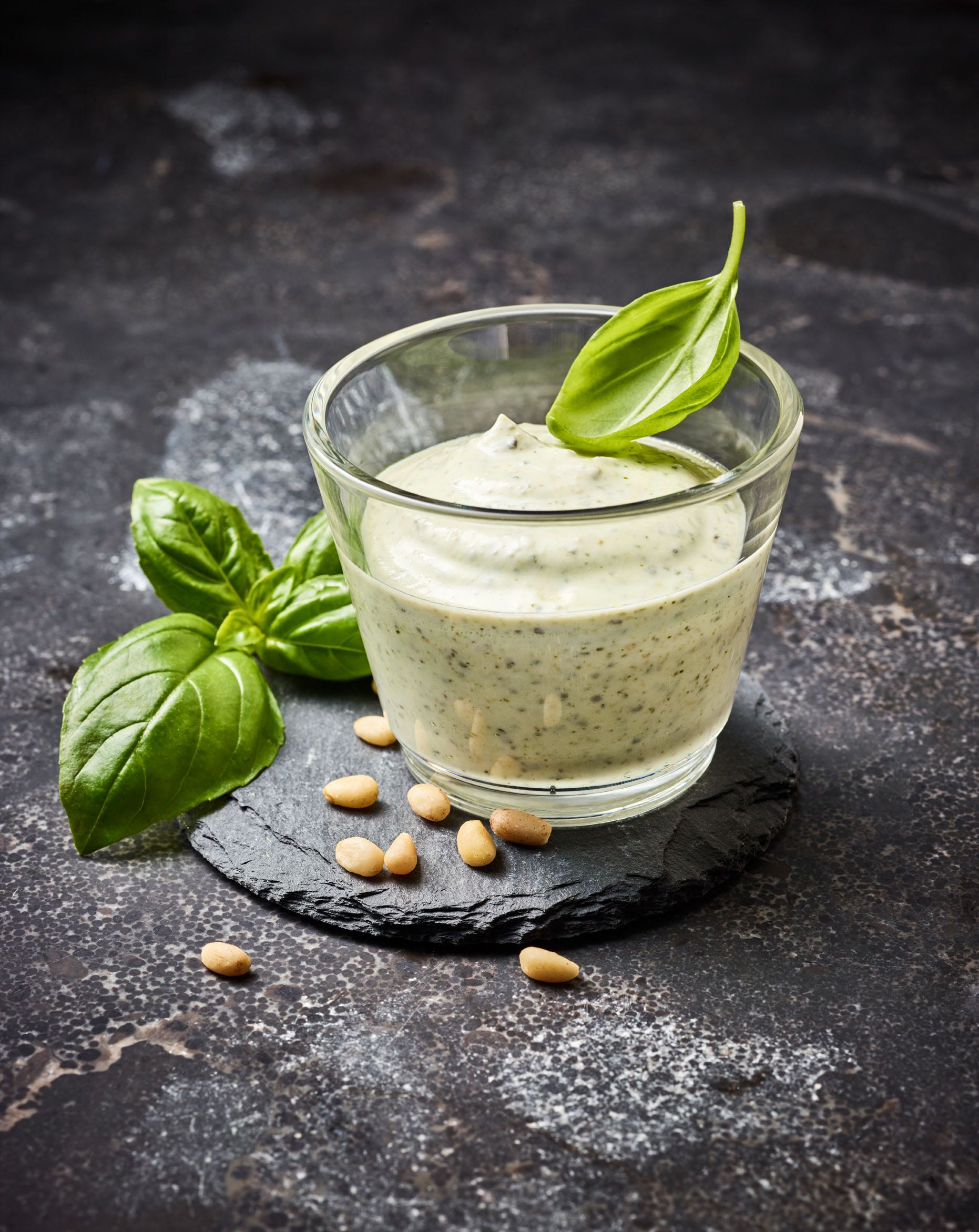 Cremiger Pesto-Dip mit Crispers