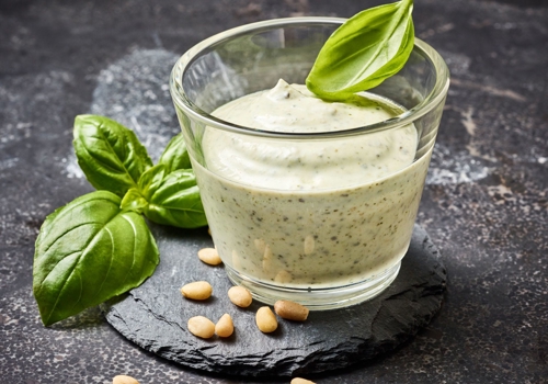 Cremiger Pesto-Dip mit Crispers