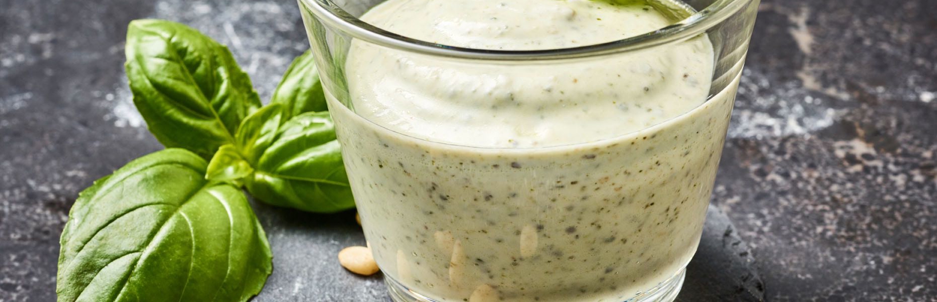 Cremiger Pesto-Dip mit Crispers
