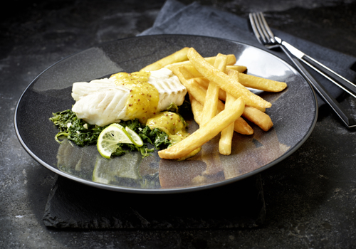 Kabeljau-Loins auf Blattspinat mit Senf-Mango-Salsa und Frites Deluxe