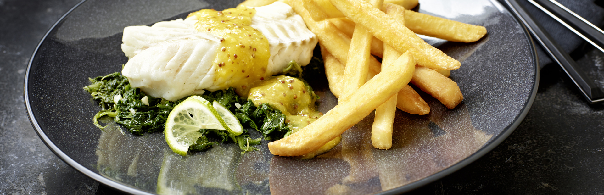 Kabeljau-Loins auf Blattspinat mit Senf-Mango-Salsa und Frites Deluxe
