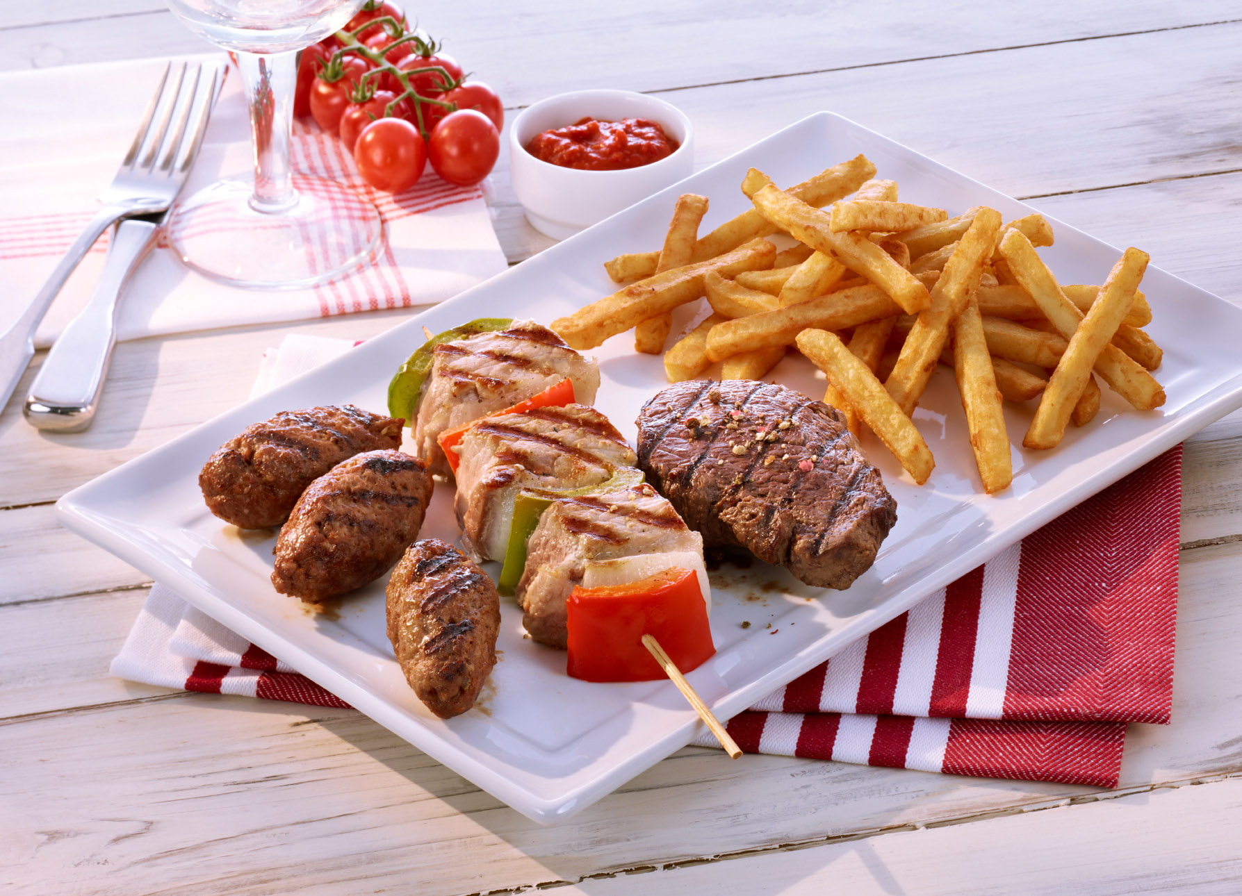 Grillteller mit Balkan-Dip und Western Fries