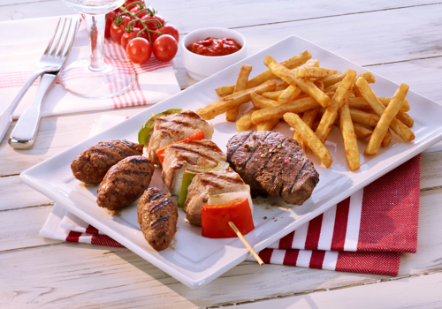 Grillteller mit Balkan-Dip und Western Fries