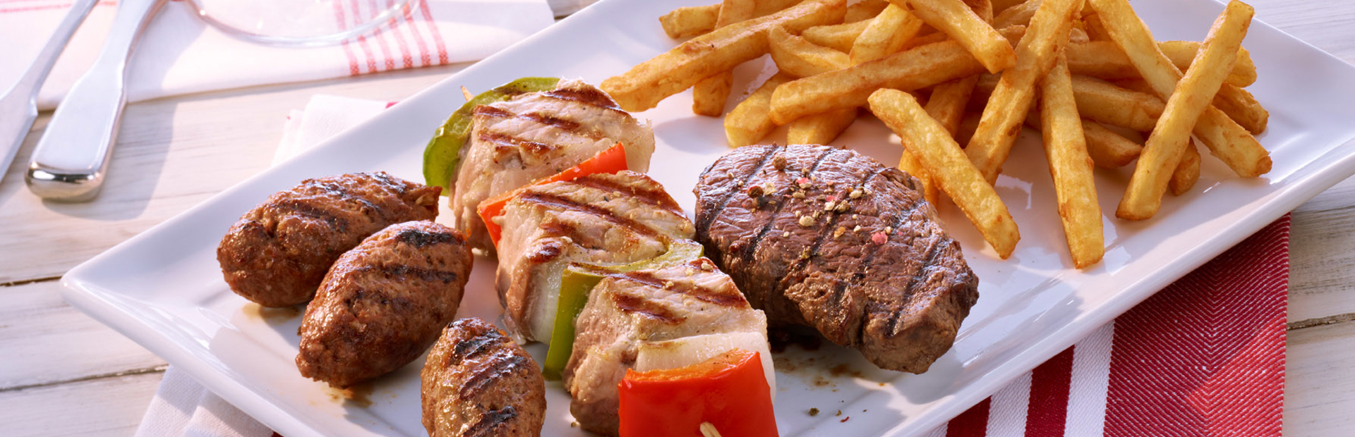 Grillteller mit Balkan-Dip und Western Fries