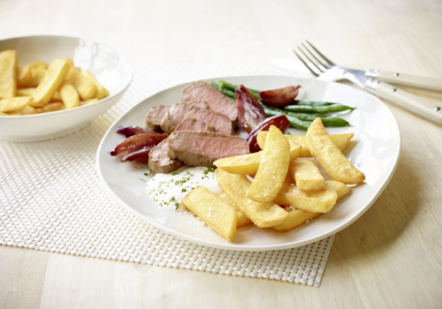 Tranchierte Lammlachse mit glacierten Rotweinschalotten und Steakhouse Frites