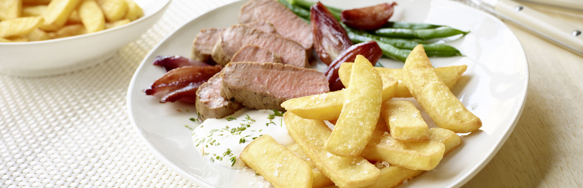 Tranchierte Lammlachse mit glacierten Rotweinschalotten und Steakhouse Frites