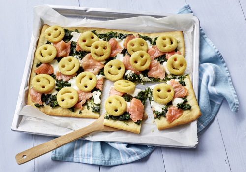 Gute-Laune-Pizza mit Lachs, Spinat und Smiles