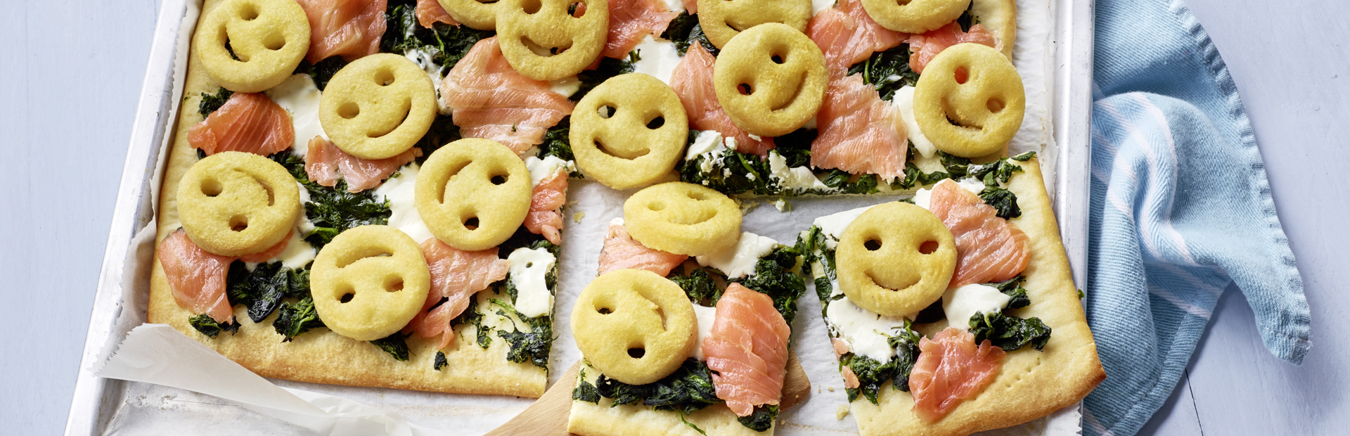 Gute-Laune-Pizza mit Lachs, Spinat und Smiles