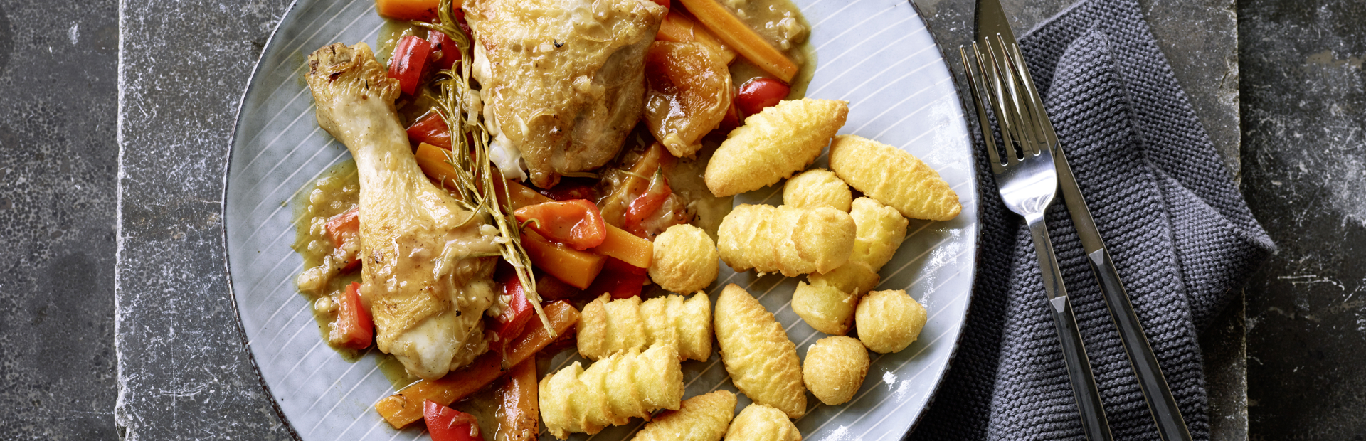 Geschmorte Poulardenschenkel mit Aprikosen, Rosmarin und Kroketten Trio