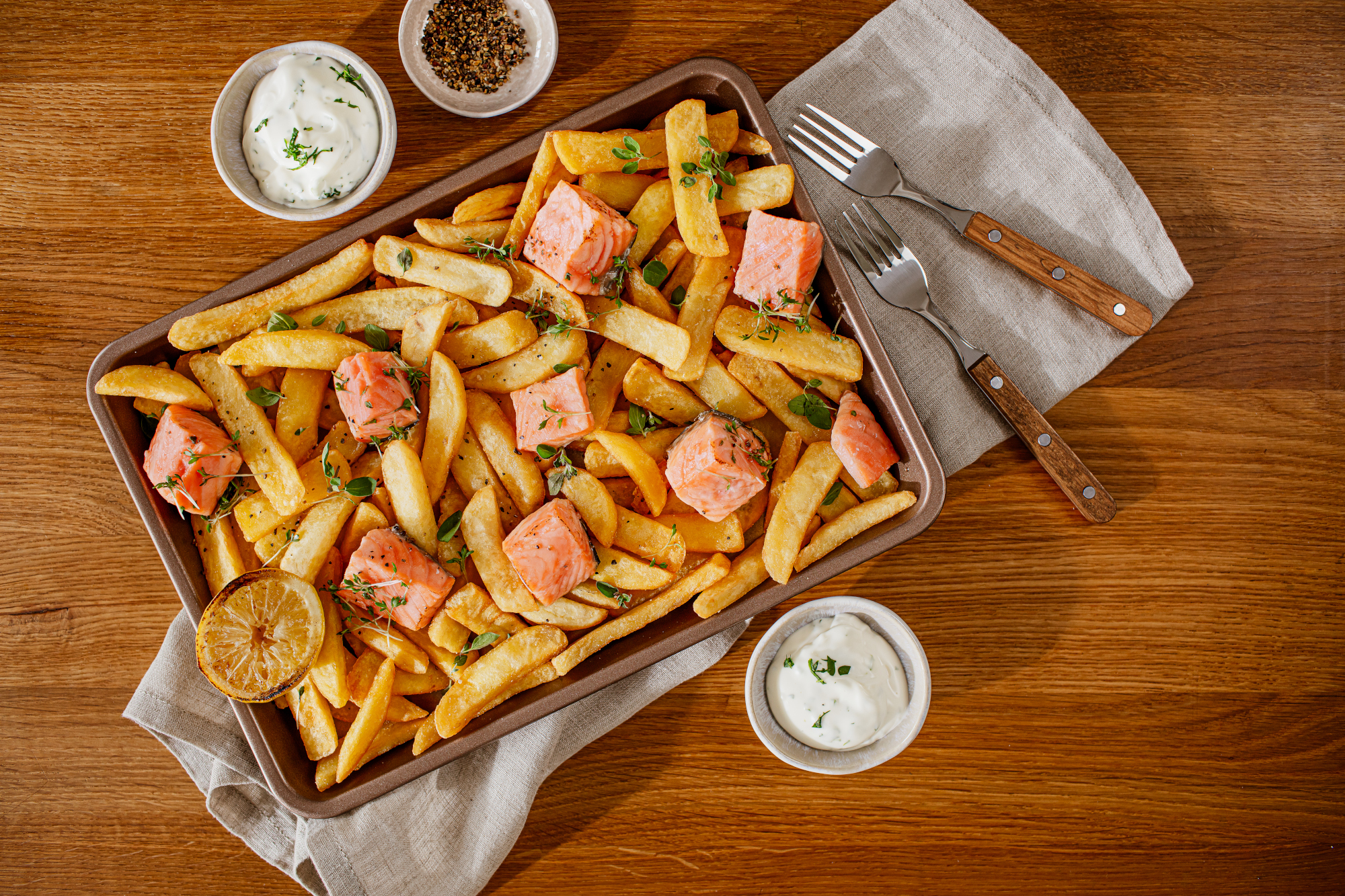 Ofenlachs vom Blech mit Steakhouse Frites