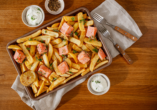Ofenlachs vom Blech mit Steakhouse Frites
