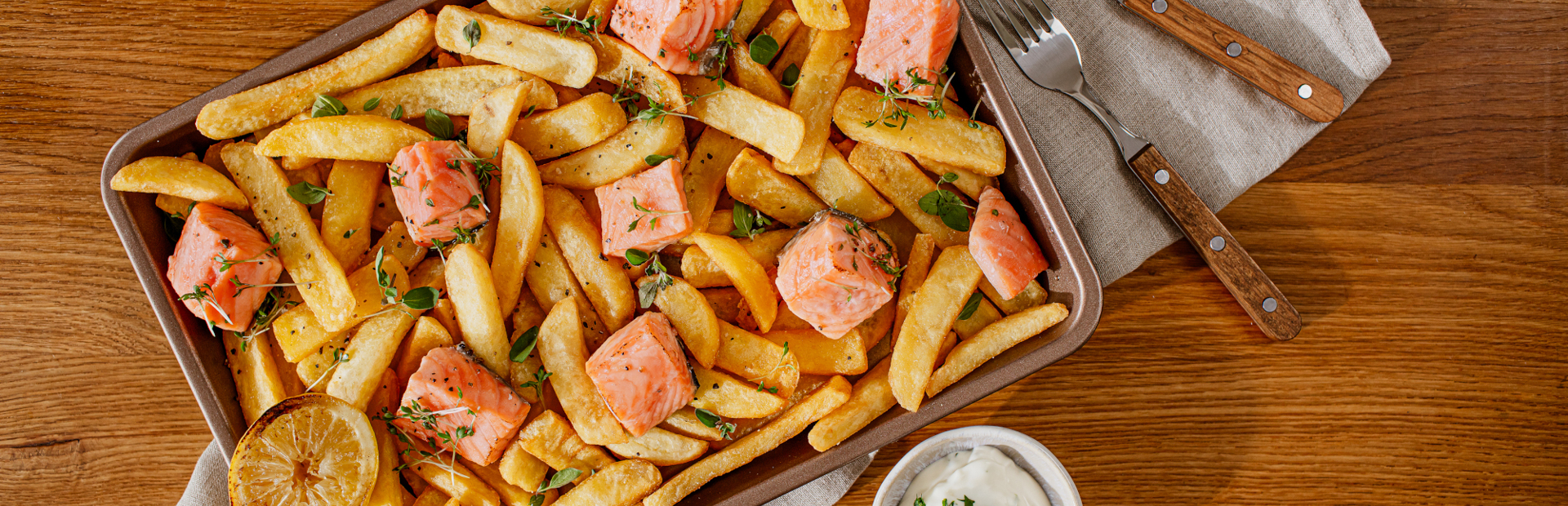 Ofenlachs vom Blech mit Steakhouse Frites