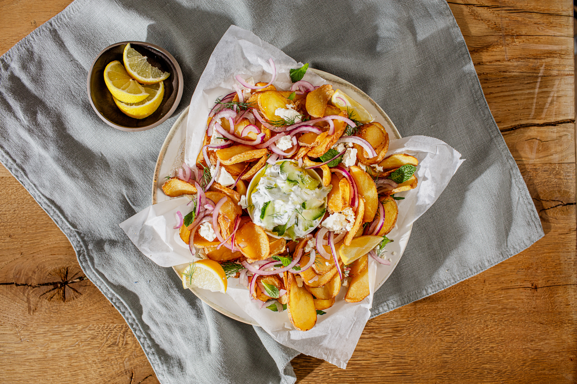 Loaded Rustic Chips mit Feta und Tzaziki