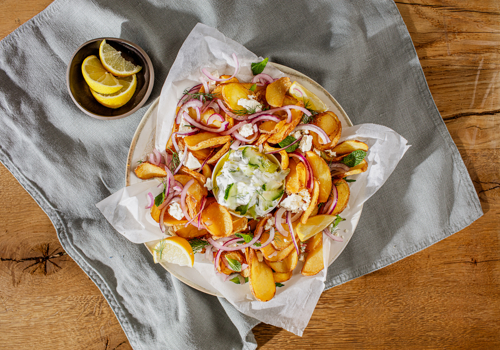 Loaded Rustic Chips mit Feta und Tzaziki