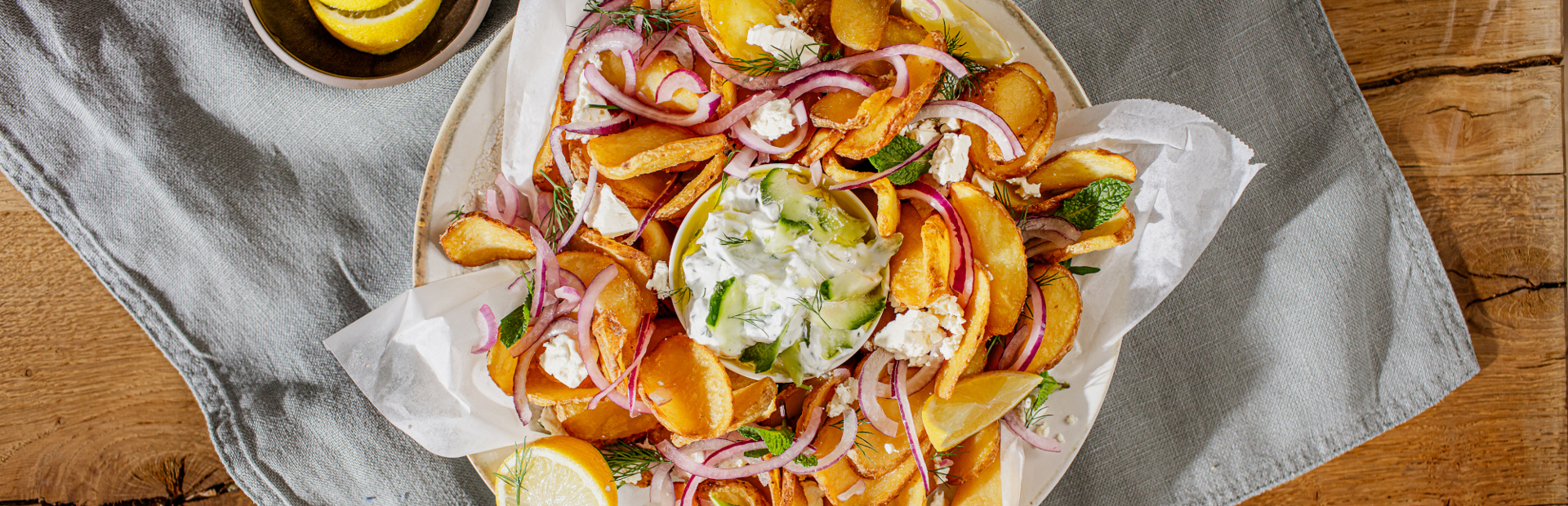Loaded Rustic Chips mit Feta und Tzaziki