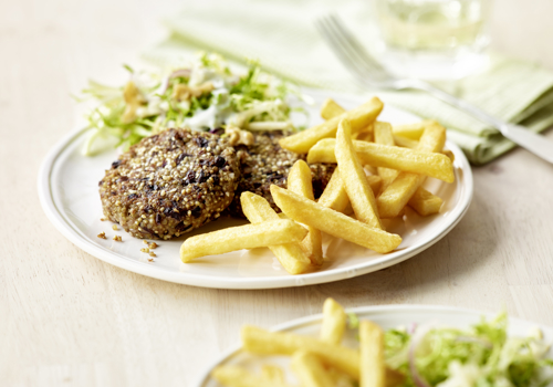 Bohnen-Quinoa-Burger mit Apfel-Endivien-Salat und Frites Deluxe