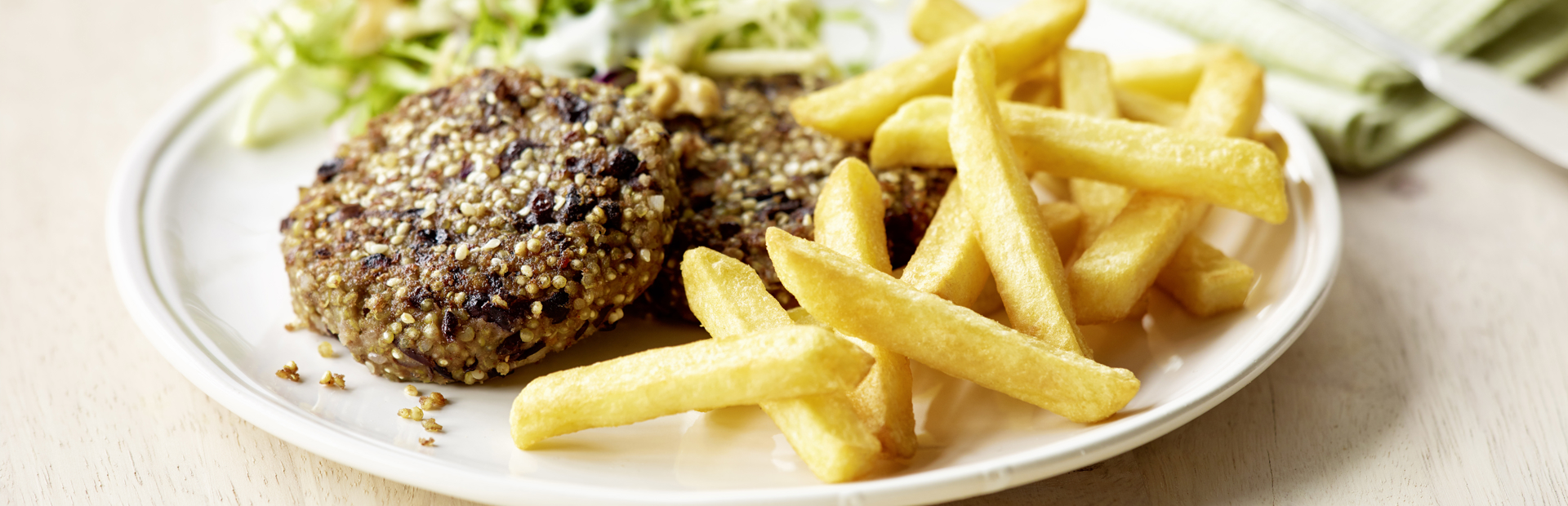 Bohnen-Quinoa-Burger mit Apfel-Endivien-Salat und Frites Deluxe
