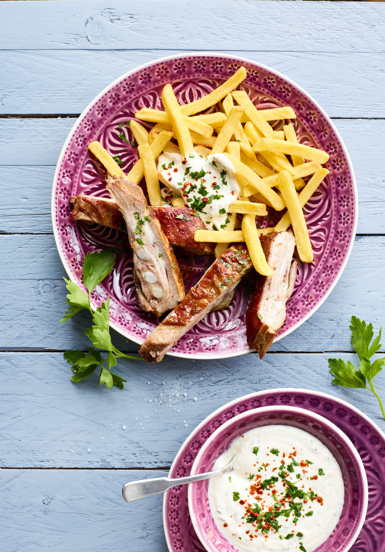 Orientalische Lamm-Spareribs mit Tahina-Joghurt und Frites Deluxe