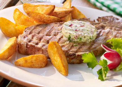 Holzfäller-Zwiebelsaftsteak mit Kümmel-Radieschen-Butter und Country Wedges Natur