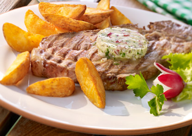 Holzfäller-Zwiebelsaftsteak mit Kümmel-Radieschen-Butter und Country Potatoes Klassisch-pikant
