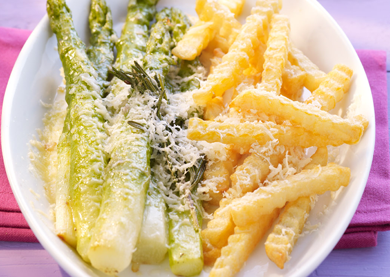 Spargel mit Trüffel-Öl, Parmesan und Chef Frites