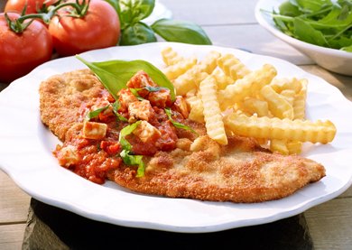 Schweineschnitzel mit pikanter Tomatensauce und Chef Frites