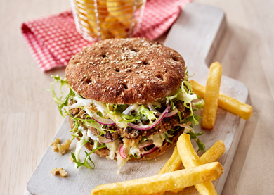 Bohnen-Quinoa-Burger mit Apfel-Endivien-Salat und Frites Deluxe