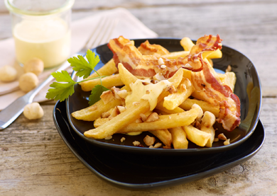 Frites Deluxe mit Bacon, Macadamianüssen und Safrandip