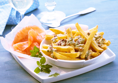 Frites Deluxe mit Räucherlachs und Gorgonzola