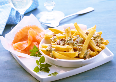 Frites Deluxe mit Räucherlachs und Gorgonzola 