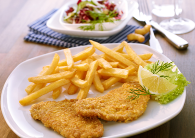 Schnitzel in Erdnuss-Knusperkruste mit Frites Deluxe