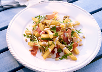 Frites Deluxe mediterran mit Rucola und Ceasarcreme