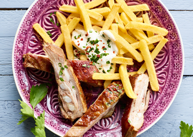 Orientalische Lamm-Spareribs mit Tahina-Joghurt und Frites Deluxe