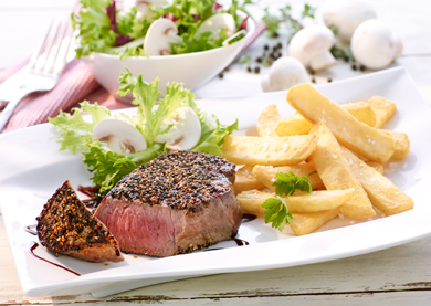 Rinderhüftsteak mit Pfefferkruste und Steakhouse Frites