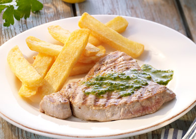 Thunfischsteak mit Petersilie-Zitronen-Pesto und Steakhouse Frites