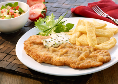 Schweineschnitzel mit grüner Pfeffer-Remoulade und Steakhouse Frites