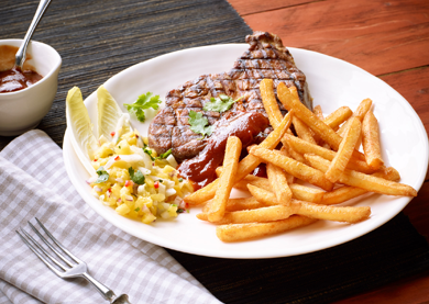 Gegrilltes Nackensteak mit Ananas-Salat und Western Frites