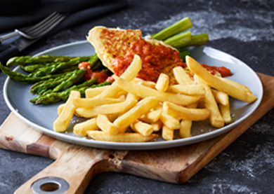 Putensteaks mit Ananas-Tomaten-Salsa, grünem Spargel und Airfryer Frites