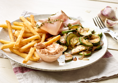 Zucchinipfanne mit Rosmarinschinken, Feta-Dip und Minuten Frites Classic