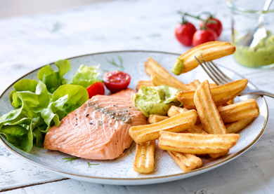 Lachsfilet mit Avocado-Curry-Creme und Minuten Frites Riffled Steakhouse
