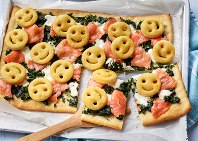 Gute-Laune-Pizza mit Lachs, Spinat und Smiles