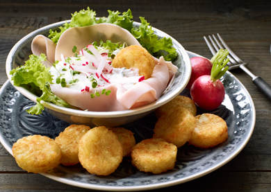 Mini Rösti-Snack mit Kräuterquark und Schinken