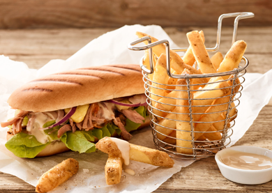 Pulled Pork und Malzbiermayonnaise Longboard mit Bistro Style Rustikal mit Schale