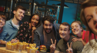 Ein lockeres, lustiges Essen mit Freunden