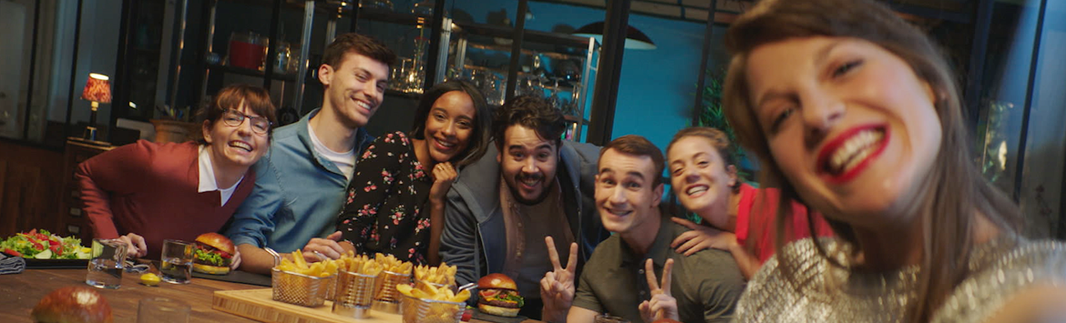 Ein lockeres, lustiges Essen mit Freunden