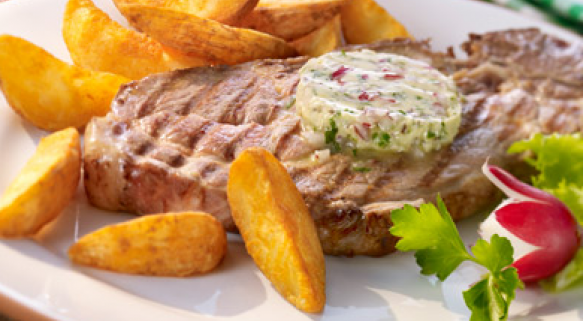 Holzfäller-Zwiebelsaftsteak mit Kümmel-Radieschen-Butter und Country Wedges Natur