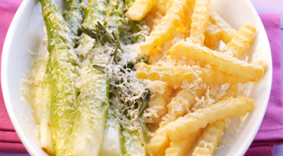 Spargel mit Trüffel-Öl, Parmesan und Chef Frites